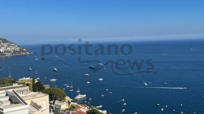 Un mare di lusso: gli yacht affollano le acque di Positano