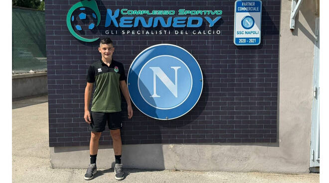 Vico Equense, il giovanissimo portiere Vincenzo Cuomo firma per il calcio Napoli