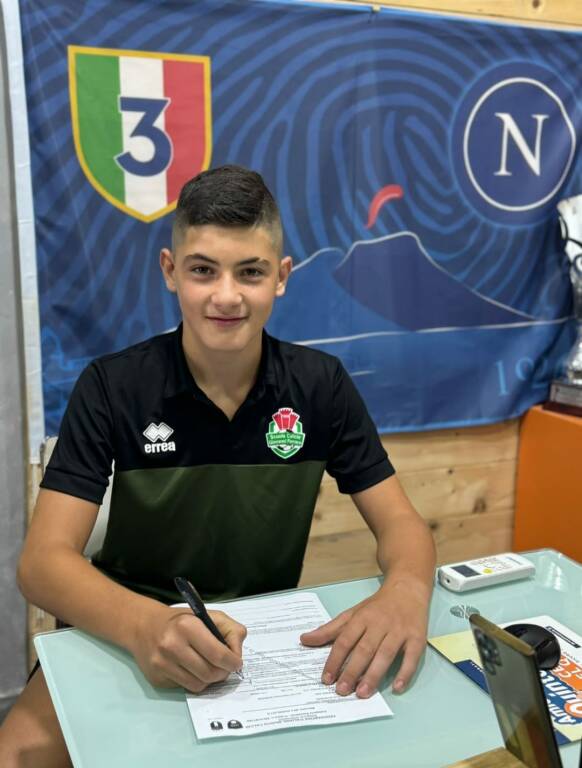 Vico Equense, il giovanissimo portiere Vincenzo Cuomo firma per il calcio Napoli