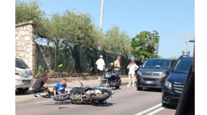 Vico Equense, incidente stradale al bivio della galleria. Coinvolti un motociclo ed un Van