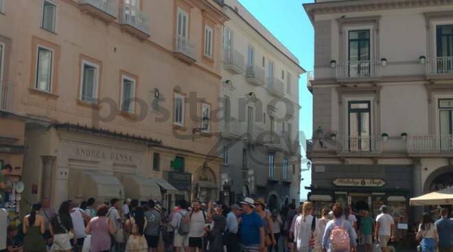 Amalfi piena di turisti agosto 2024