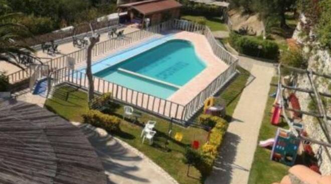 Castellammare sconvolta per la morte di un bimbo di 7 anni in una piscina di un agriturismo a Vico Equense