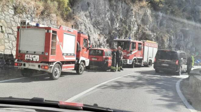 Piano di Sorrento cadono pietre Vigili del fuoco sul posto