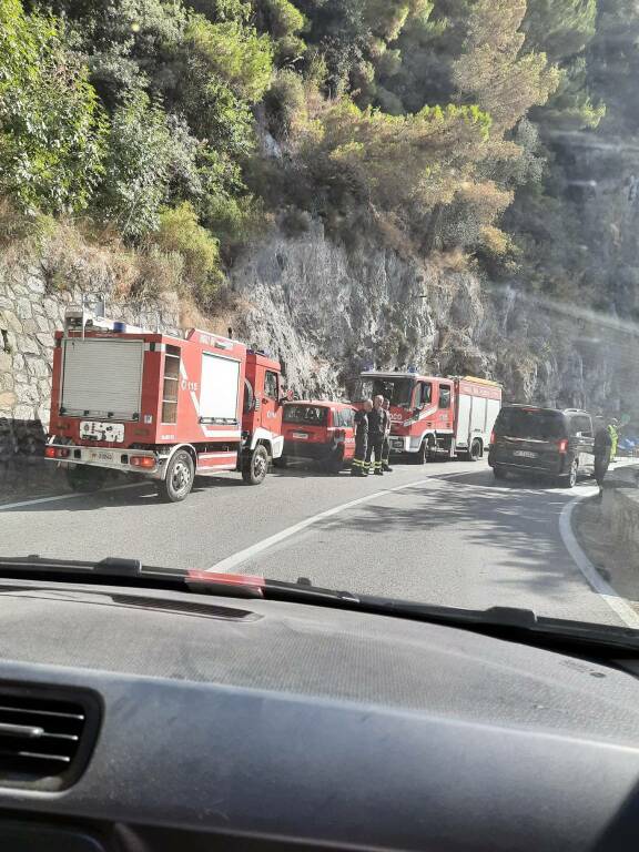 Piano di Sorrento cadono pietre Vigili del fuoco sul posto