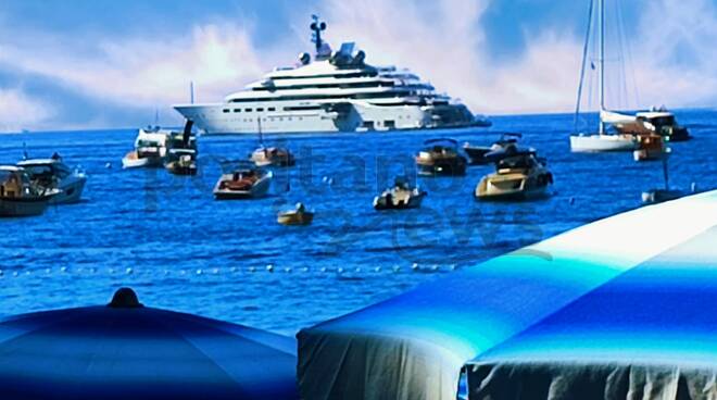 il mega yacht Blue fa tappa a Positano