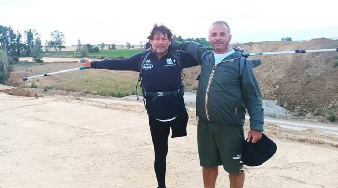 IMPRESE A TRE GAMBE.GIANNI SASSO E PIPPO IACONO BATTONO OGNI RECORD LUNGO IL CAMMINO DI SANTIAGO DE COMPOSTELA