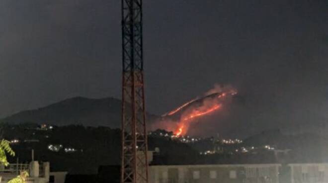 Incendio sul monte Tubenna