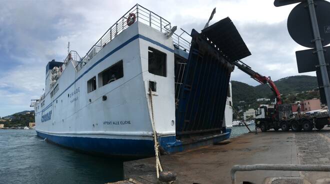 Ischia. Dopo l'incidente al portellone  traghetto Caremar torna a Napoli verso il bacino, via libera del RINA