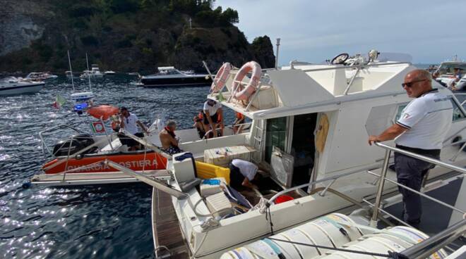 Ischia. Motoscafo imbarca acqua, slavati 5 diportisti a Lacco Ameno 