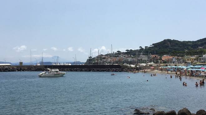 Ischia. Rifioritura della Scogliera davanti la spiaggia di “Suor Angela”, arriva il divieto di balneazione a Casamicciola 