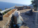 La SS 163 Amalfitana, una delle strade panoramiche più belle al mondo, deturpata da rifiuti