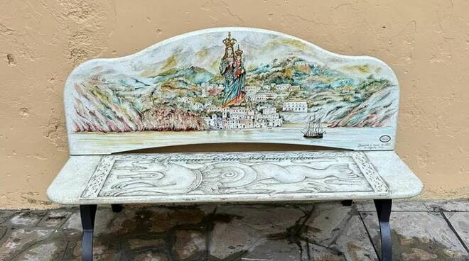 Positano la panchina di ceramica con la Madonna Assunta 