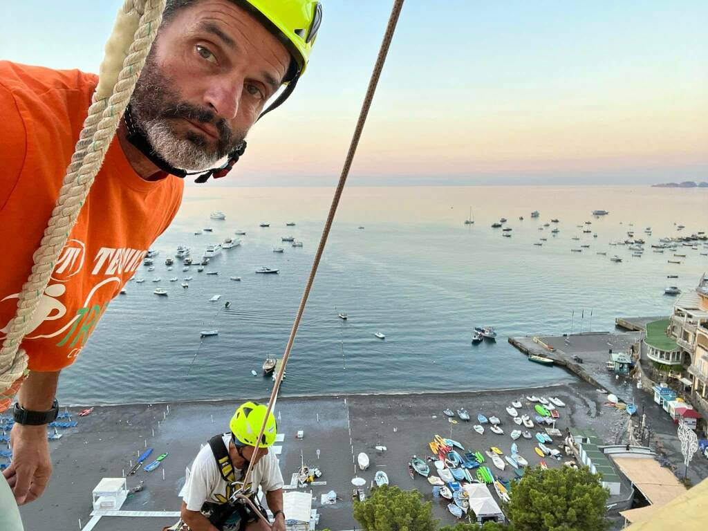 Positano, pulizia della Cupola per la festa dell'Assunta 