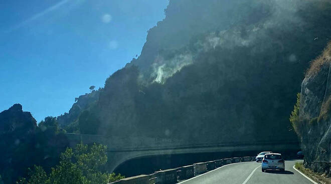 Principio di incendio a Positano sulle montagne a confine con Tordigliano