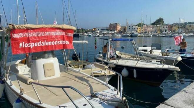 Procida, corteo via mare per salvare l'Ospedale 