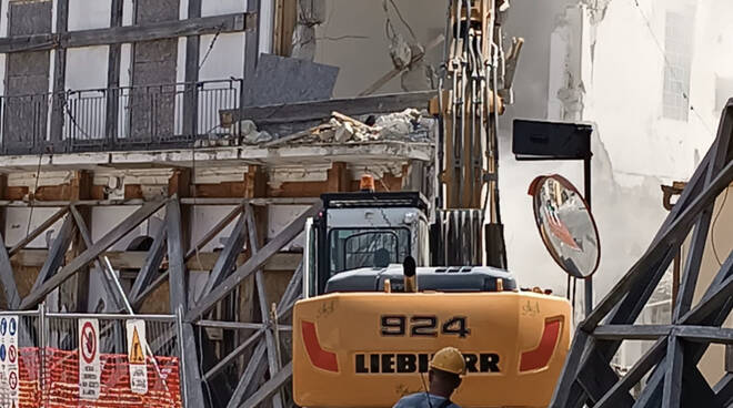Ricostruzione Ischia. Parte la demolizione e rimozione selettiva degli edifici privati su strada, giù casa Di Meglio a Piazza Majo