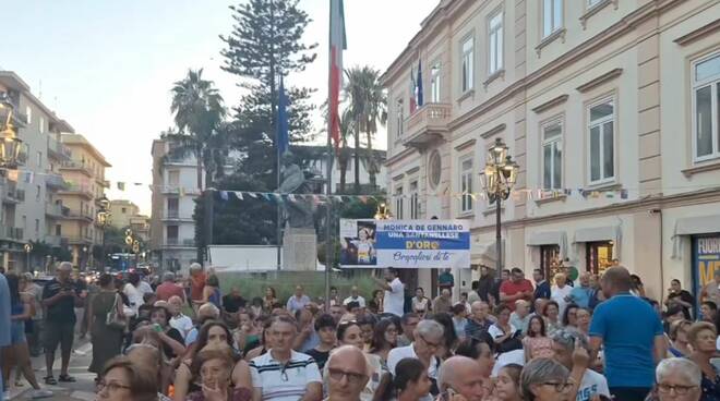 Sant'Agnello piazza gremita per Moki