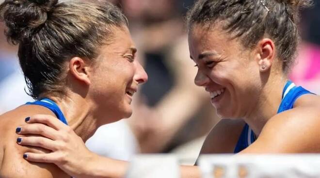 Sara Errani e Jasmine Paolini urlano di gioia e noi con loro . Basta solo con il calcio , sport come il tennis riconciliano con il mondo dello sport