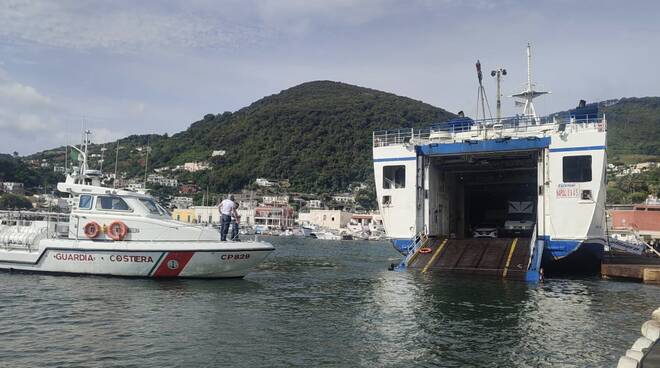 TRAGHETTO PERDE PORTELLONE, I MEZZI DIROTTATI A CASAMICCIOLA