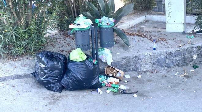 VERGOGNOSO AD ISCHIA: IL CENTRO STORICO ABBANDONATO TRA SPORCIZIA, RIFIUTI ED ESCREMENTI