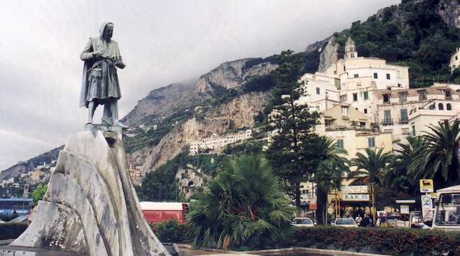 amalfi piazza flavio gioia