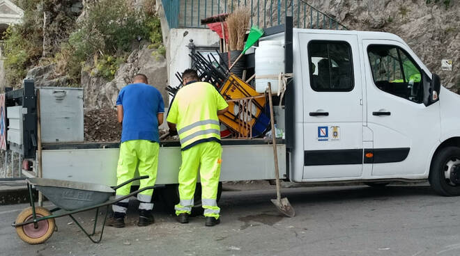 Atrani, costoni rocciosi: svuotate le reti paramassi di via G. Di Benedetto