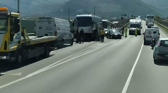 Bus in panne sulla sopraelevata di Castellammare: disagi e rallentamenti alla circolazione