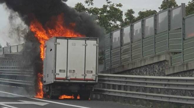 https://www.positanonews.it/photogallery_new/images/2024/09/camion-fiamme-autostrada-3423616.660x368.jpg