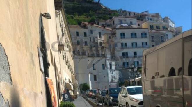 Caos traffico: come previsto oggi è stata un'altra giornata infernale tra Positano, Amalfi e Ravello