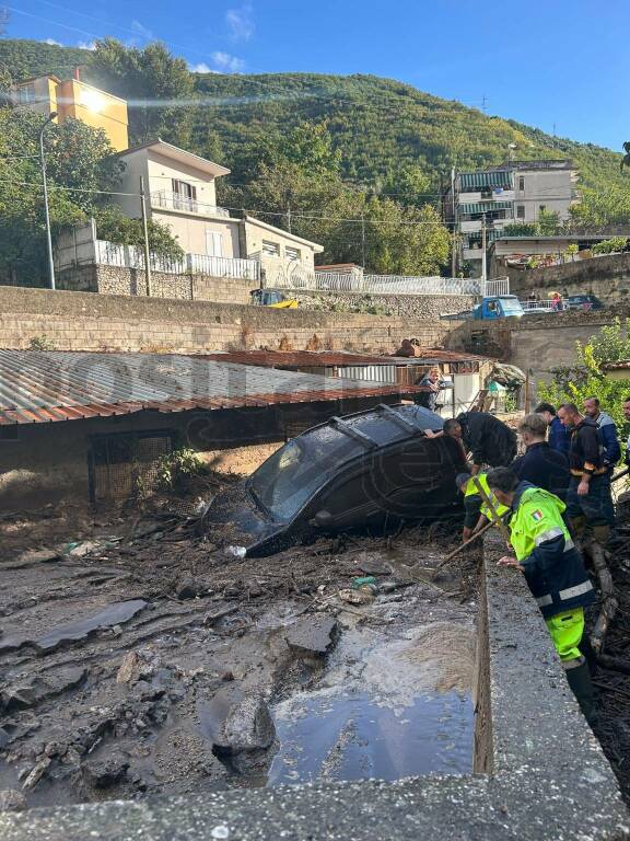 Casola di Napoli e  Lettere due auto trascinate dall'acqua e strade chiuse