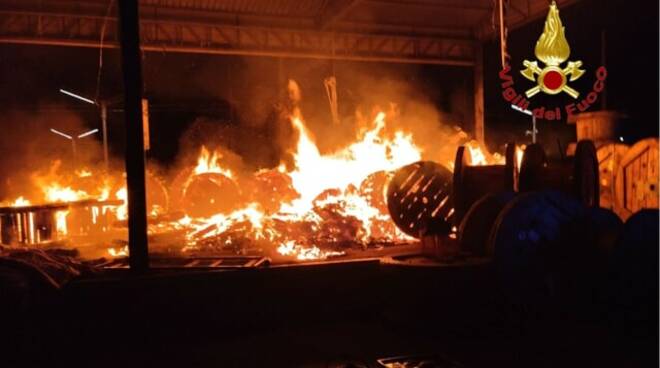 Fiamme nella notte: va a fuoco un deposito nella stazione di Pontecagnano