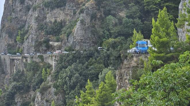 Giornata nera per la viabilità in Costiera Amalfitana e Penisola Sorrentina: traffico in ingresso a Positano,