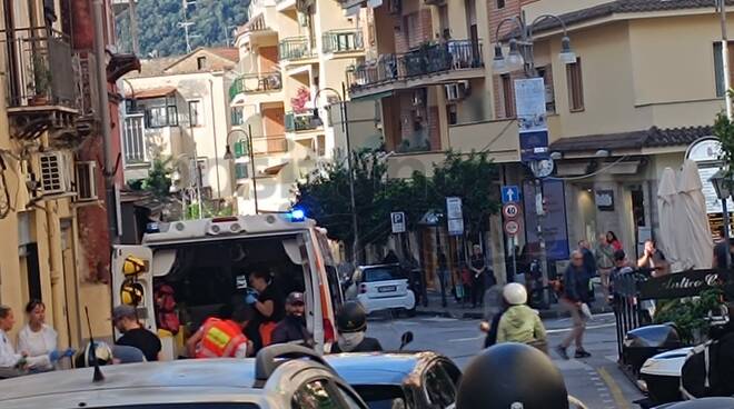 Incidente a Piano di Sorrento: giovane ferito in scontro davanti al Bar Scala