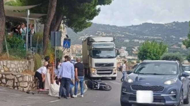 Incidente a Punta Scutolo: motoveicolo a terra, intervenuta l'ambulanza