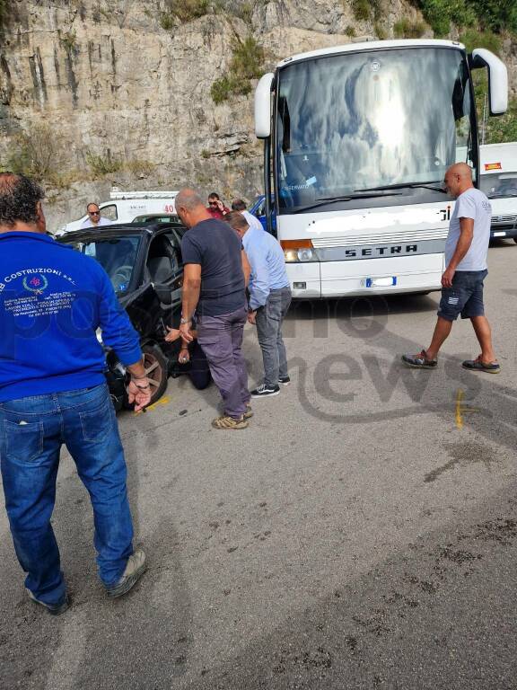 incidente amalfi bivio auto e bus