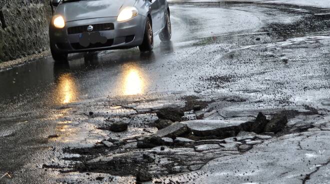 ISCHIA:GENNARO SAVIO: "PIOVE, STRADE IMPRATICABILI, VERGOGNATEVIIIII!"