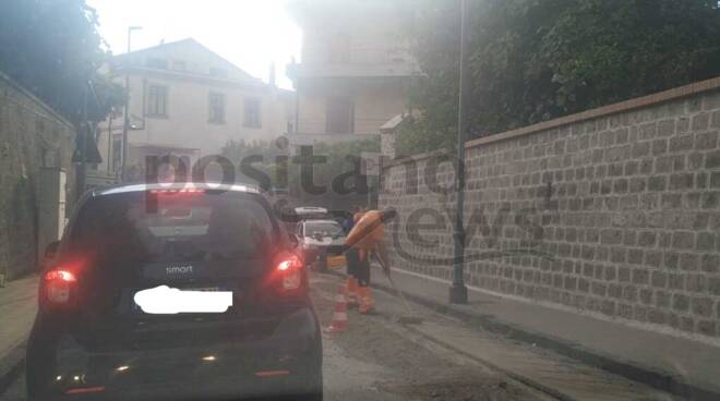 Lavori in corso in Via Iommella Grande: Autobus blocca il traffico e causa una lunga coda