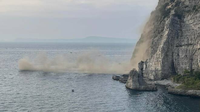 Meta, frana un pezzo del costone a picco sul mare. Nessun ferito