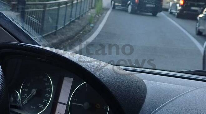 Minivan supera al semaforo da Positano a Piano di Sorrento