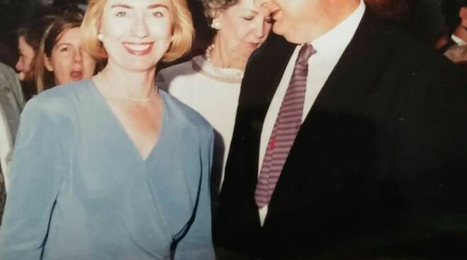 Nella foto: il dott. Vincenzo Naddeo, quando era sindaco di Amalfi, insieme a Hillary Clinton, first lady Usa.