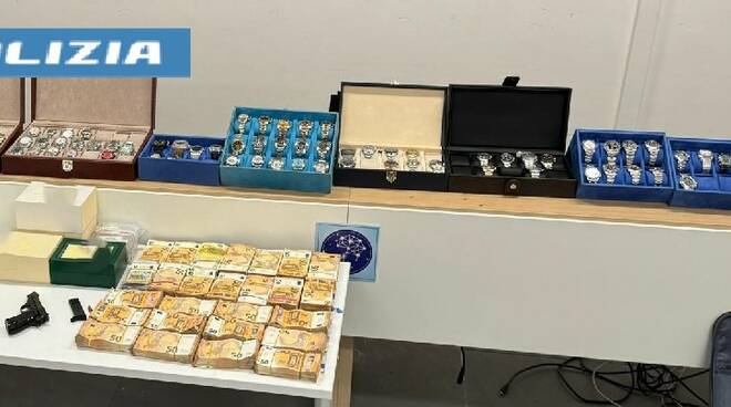 Nella scorsa giornata, personale della Squadra Mobile della Questura di Napoli, ha tratto in arresto un uomo di 43 anni, residente nell’agro aversano, per detenzione illegale di arma da fuoco clandestina con relativo munizionamento e ricettazione. Gli o