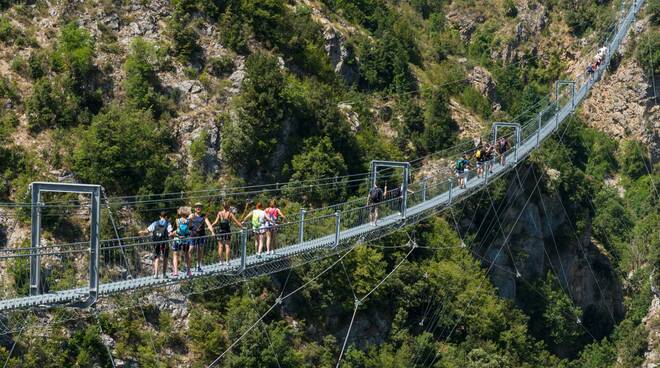 https://www.positanonews.it/photogallery_new/images/2024/09/ponte-tibetano-a-pimonte-3423618.660x368.jpg