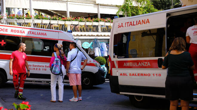 https://www.positanonews.it/photogallery_new/images/2024/09/positano-intervento-di-due-ambulanze-in-piazza-dei-mulini-3423530.660x368.jpg