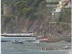 Positano motonave cerca di sbarcare al molo con il mare in tempesta