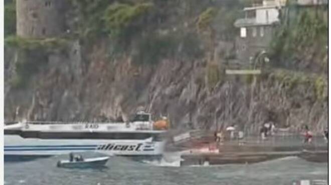 Positano motonave cerca di sbarcare al molo con il mare in tempesta