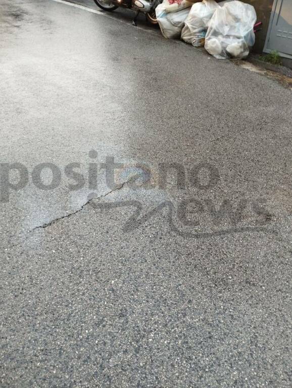 Positano: Pericolo su Via Corvo per nafta sull'asfalto.