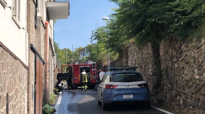 Scooter in fiamme a Via Quercia, polizia e pompieri in azione