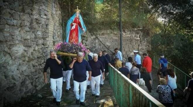 Sorrento: il sindaco Coppola accompagna la processione della Santissima Addolorata a Puolo