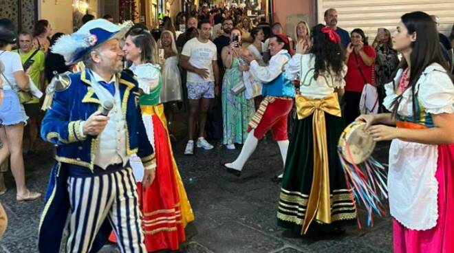 Sorrento si veste di tradizione: domenica 15 settembre lo spettacolo itinerante "Tramonto con Tarantella"