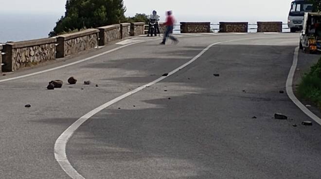 Tordigliano: caduta di pietre sulla strada, traffico rallentato